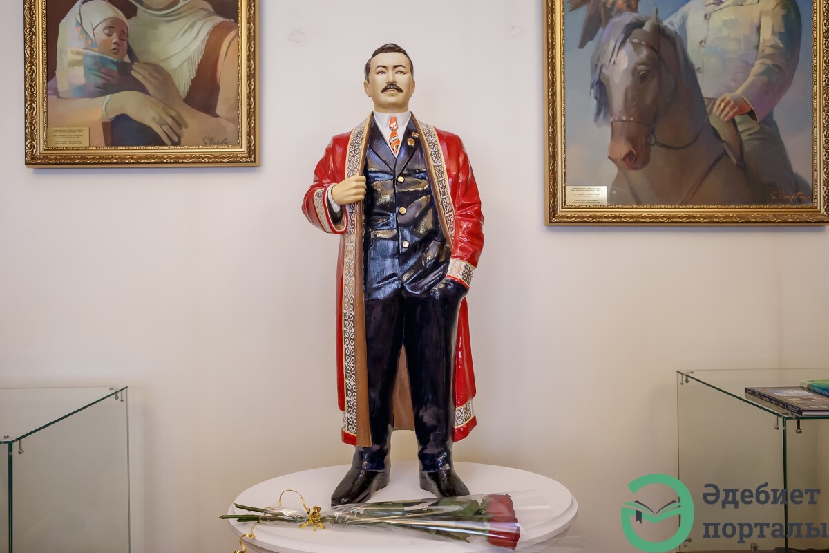 С.Сейфуллин музейіне ақынның мүсіні қойылып, кітабының тұсауы кесілді - adebiportal.kz