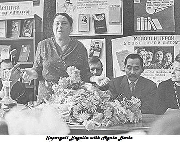 Sapargali Begalin with Agnia Barto.jpg