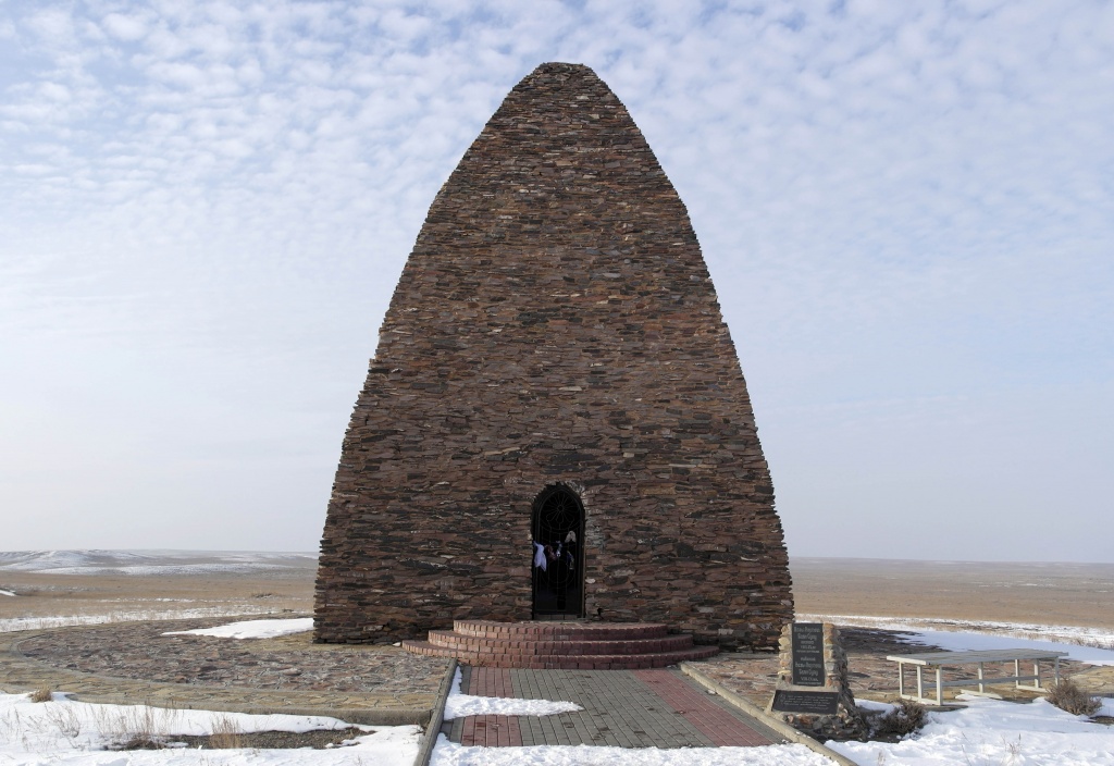 Kozy_Korpesh_&mdash;_Bayan_Sulu_mausoleum.JPG
